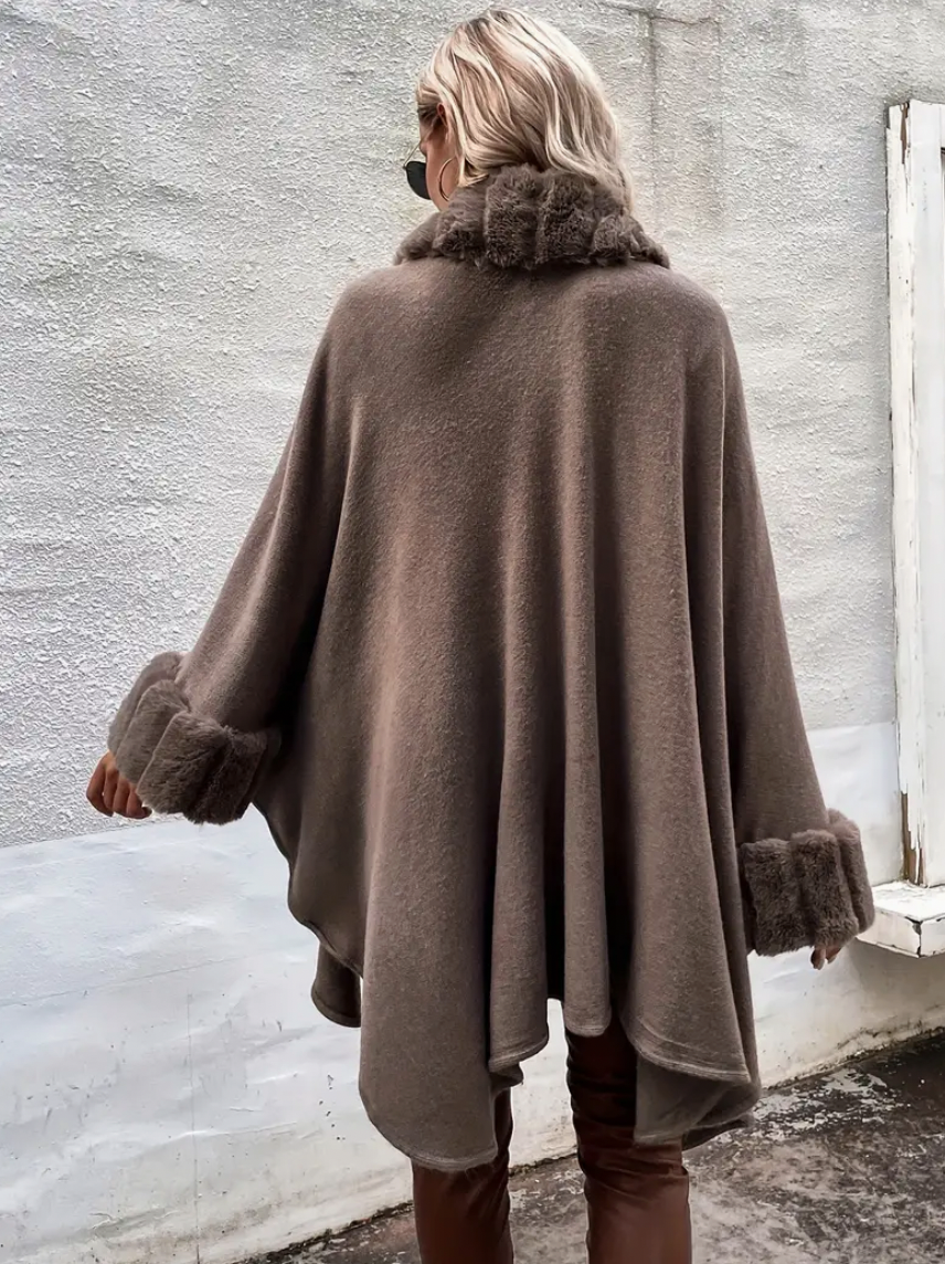 🧥 Poncho Donna - Eleganza Invernale con Finiture in Eco-Pelliccia